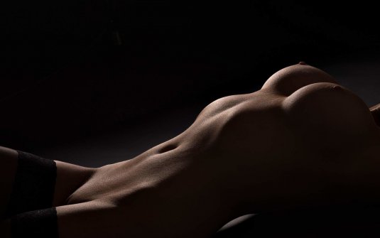 Красивое голое тело девушки