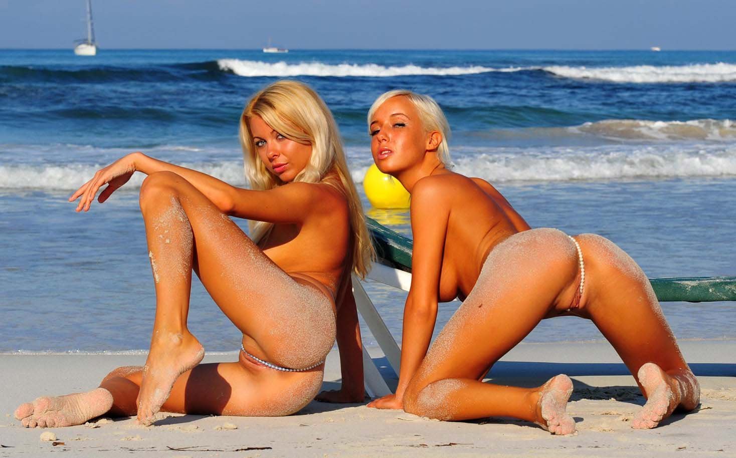 Девки на пляже без купальников