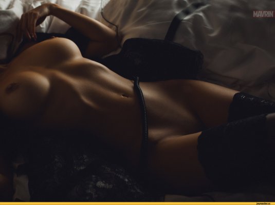 Девушка в белье без лица