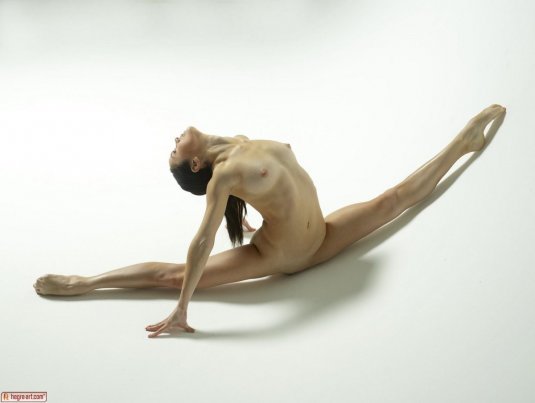 Ню гимнастка Магдалена