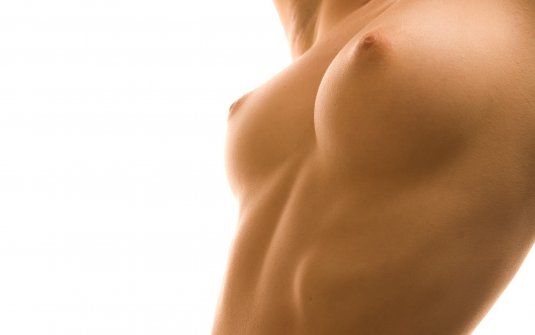 Красивая небольшая женская грудь