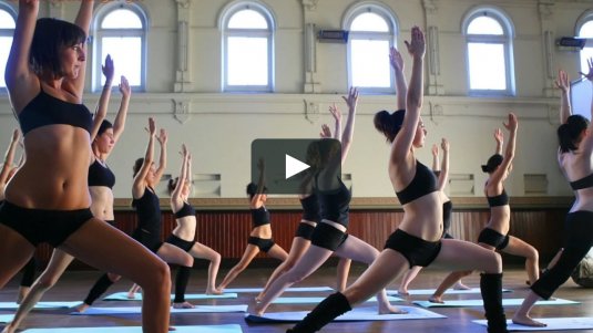 Голое групповое занятие йогой