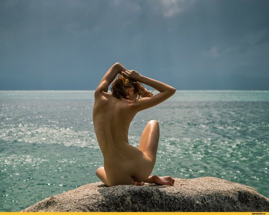 Обнаженные девушки на море