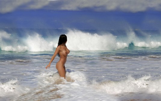 Обнаженные девушки на море