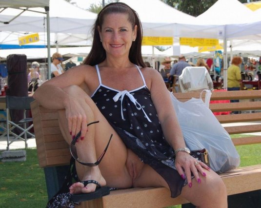 Девушки в юбках без трусиков