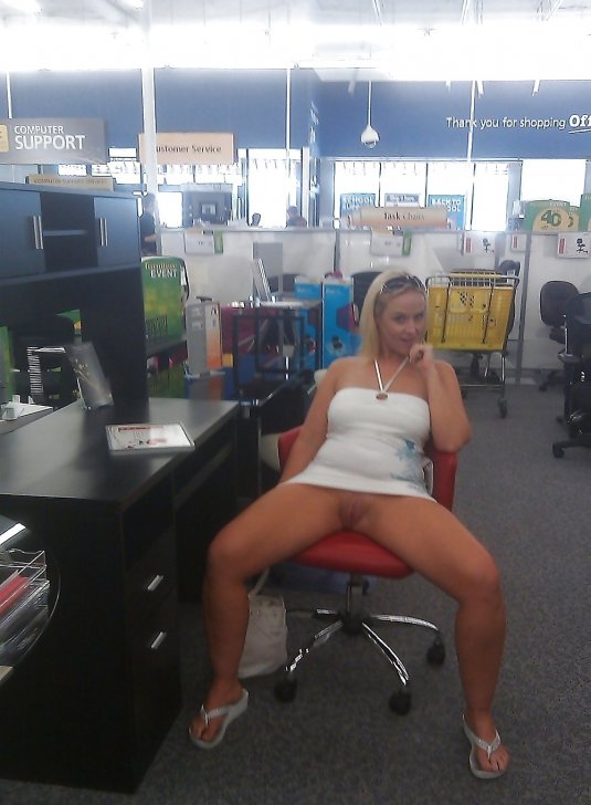 Девушки без трусов на работе