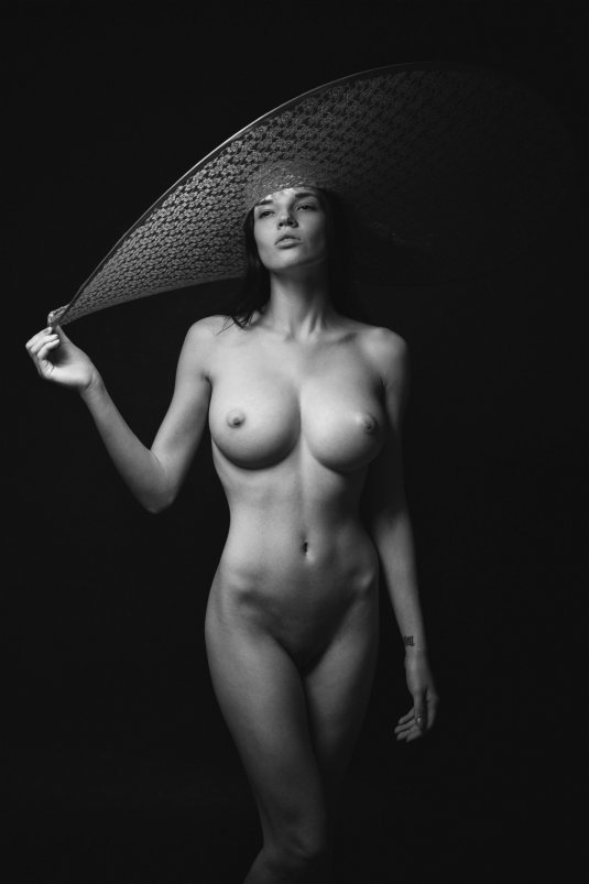 Обнаженная модель в студии