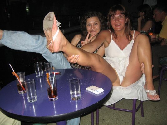 Телка на корпоративе без трусов