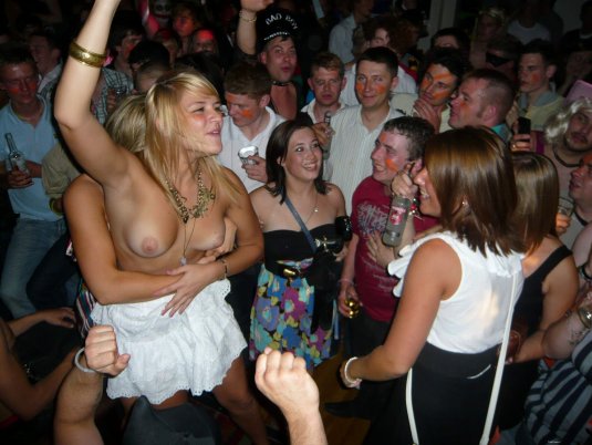 Девушки раздеваются в клубе