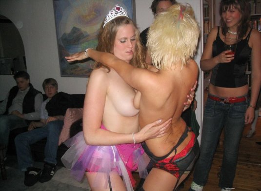 Пьяные девчонки голые на вечеринках