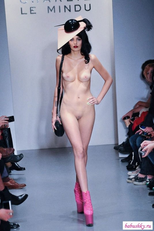 Голые фотомодели на подиуме