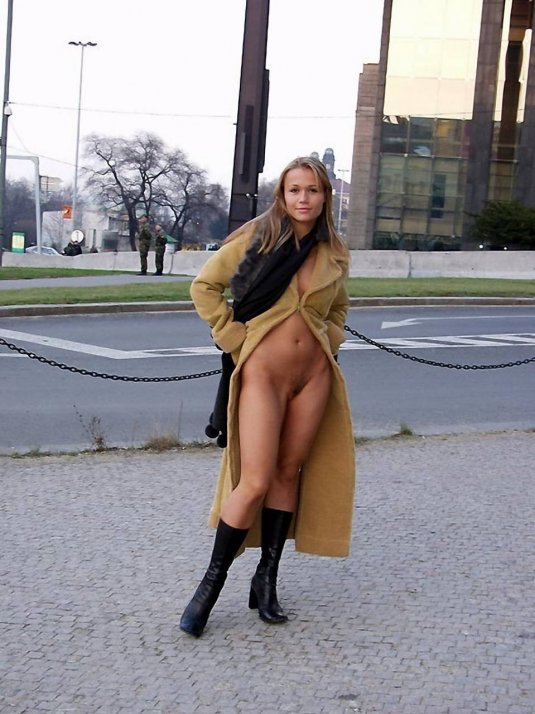 Девушки в плащах без трусов