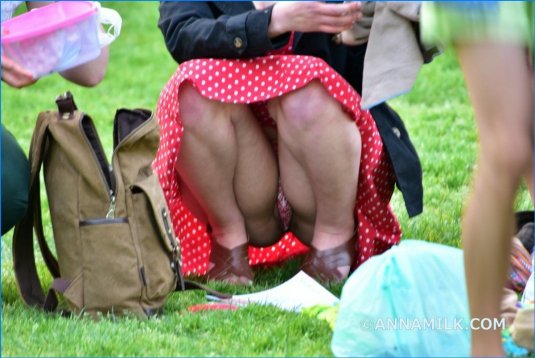 Под юбкой без трусов случайно