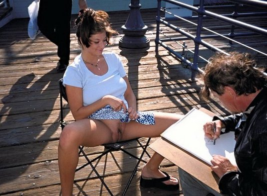 Без трусиков в общественном