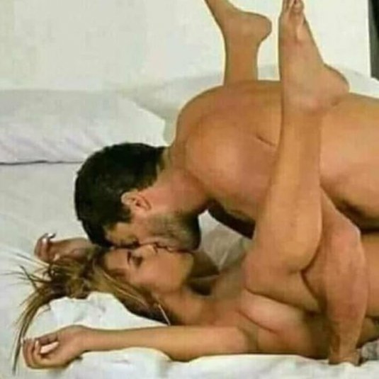 Красивые девушки в позе миссионера