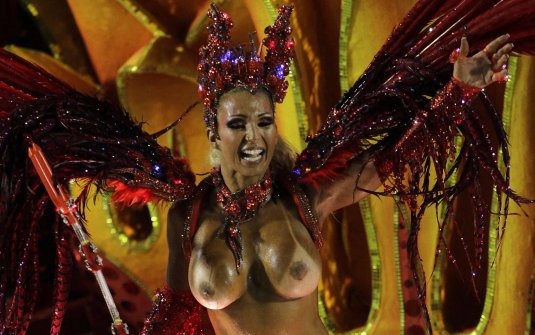 Голые девушки на карнавале на подтанцовках (фото)