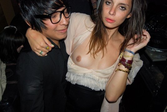 Сиськи выпали подростка