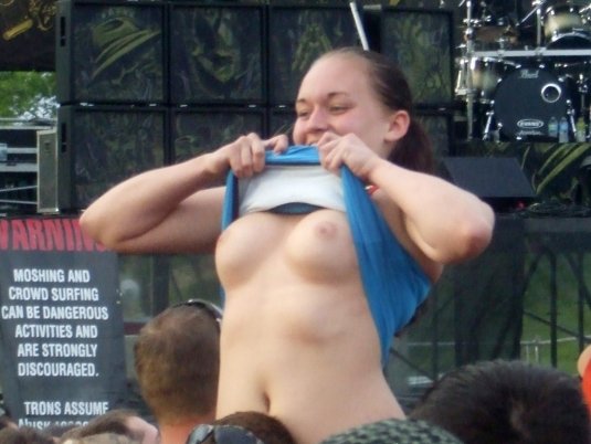 Сиськи выпали из декольте