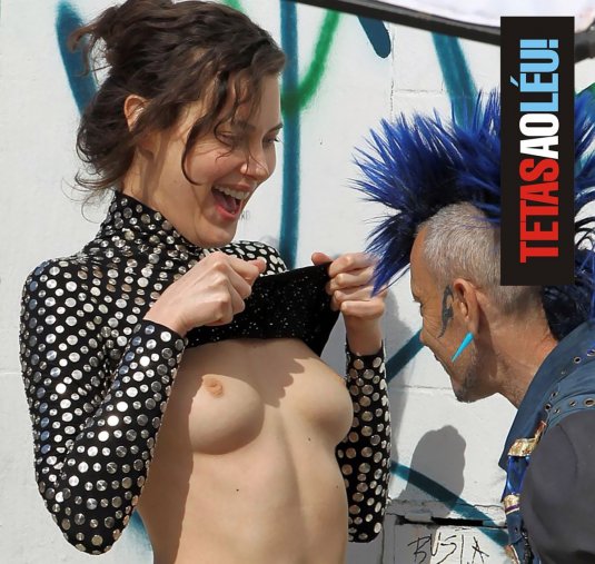 Наклонилась видно титьки