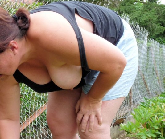 Девушка нагнулась и засветила сиськи