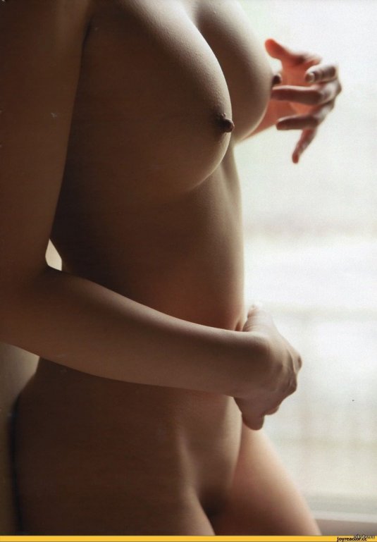 Красивая голая женская грудь