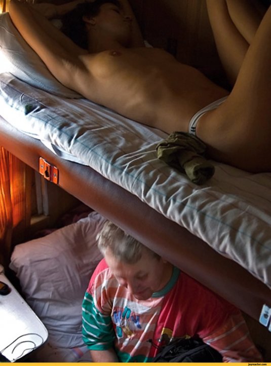 Спит голая в поезде частное