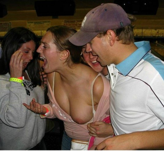 Выпали сиськи на улице частное