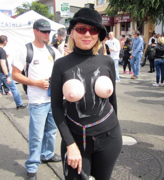 Голые порнозвёзды на публике