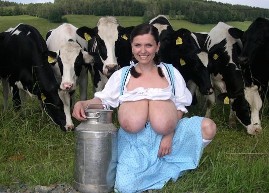 Девушка с коровьими сиськами