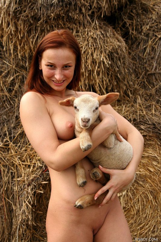 Эротическая фотосессия доярки