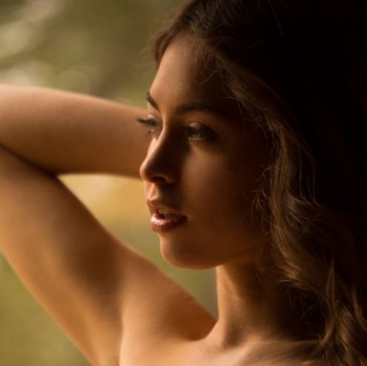 Девушка с маленькой острой грудью