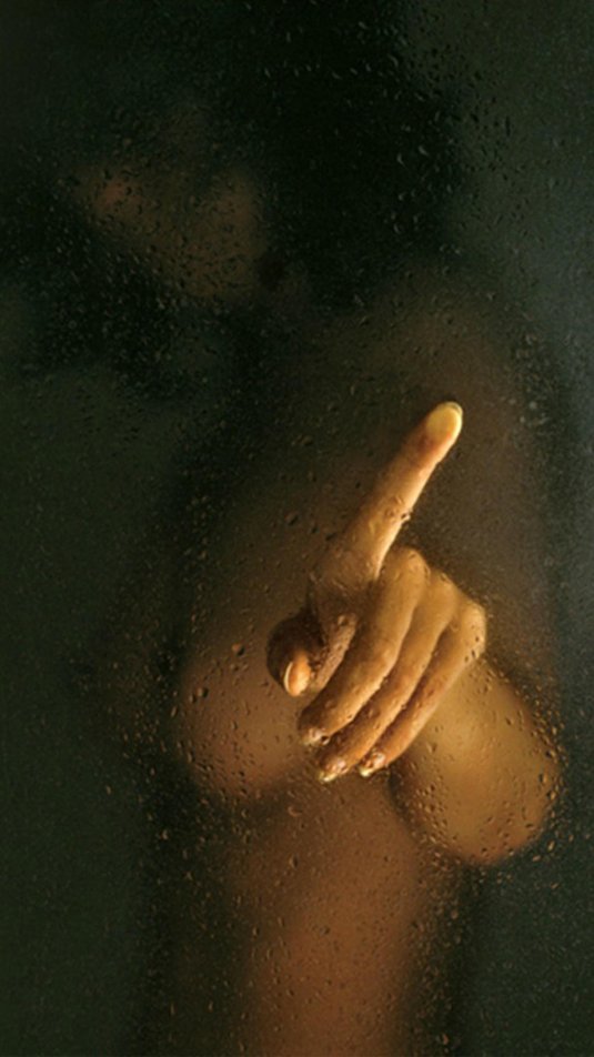 Голая за мокрым стеклом