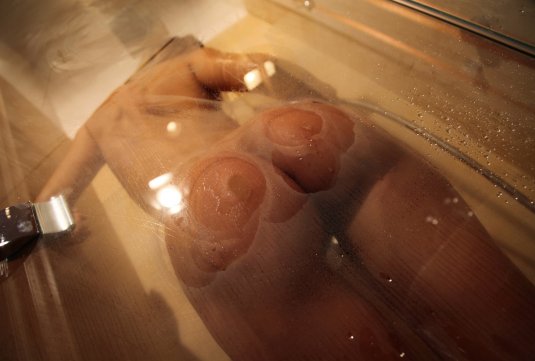 Девушка в окне голышом