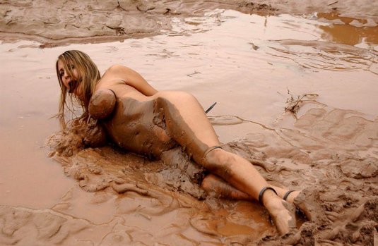 Фотосессии девушек ню в грязи