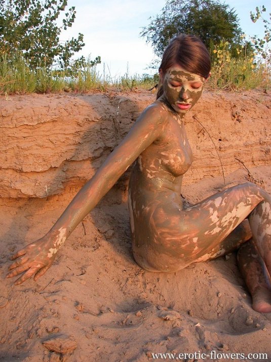 Голые девчонки в грязи