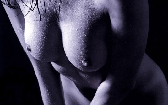 Художественное фото голой женской груди
