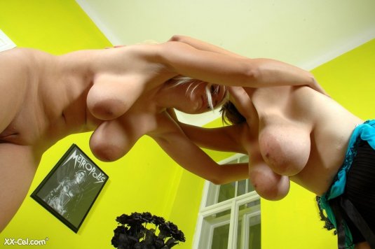 Блондинка с большими ореолами