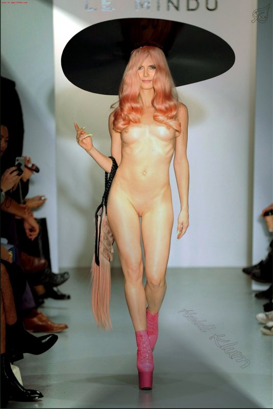 Модели на подиуме с голой грудью