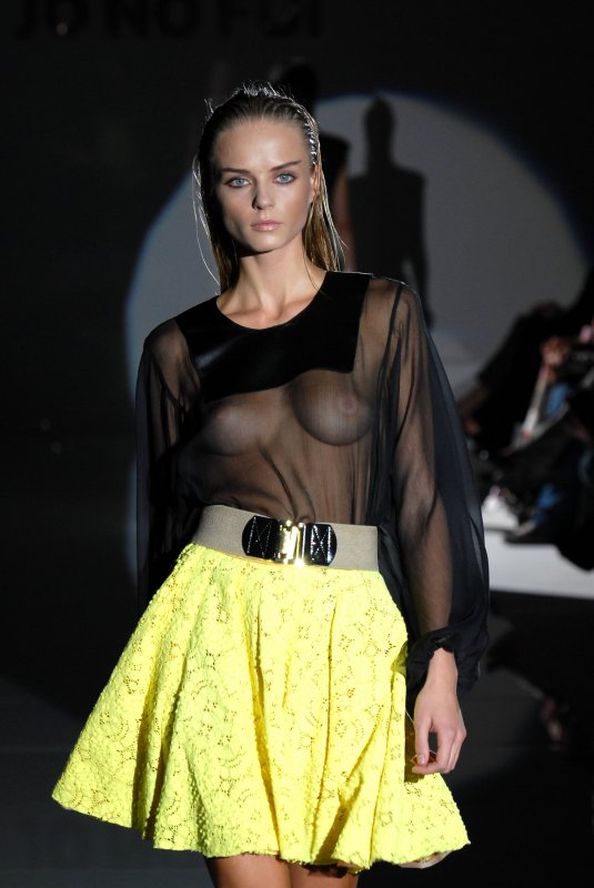 Голые знаменитости на сцене