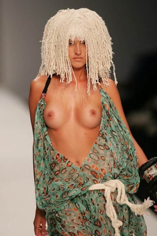 Почти голые Наряды на подиуме