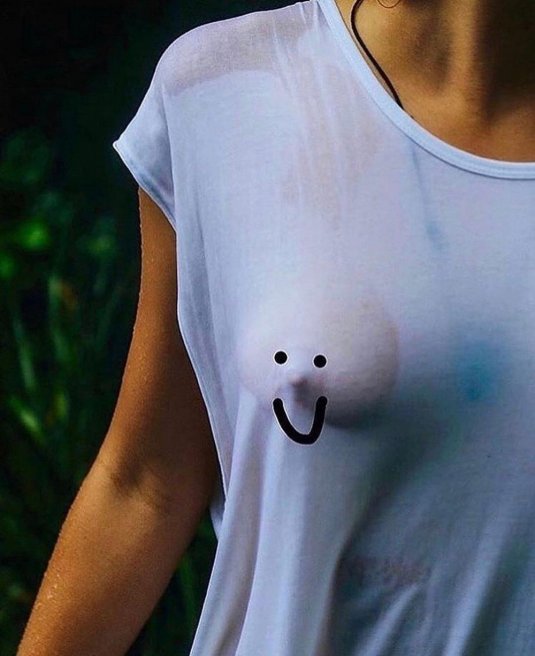 Молодые девушки в майках без лифчика