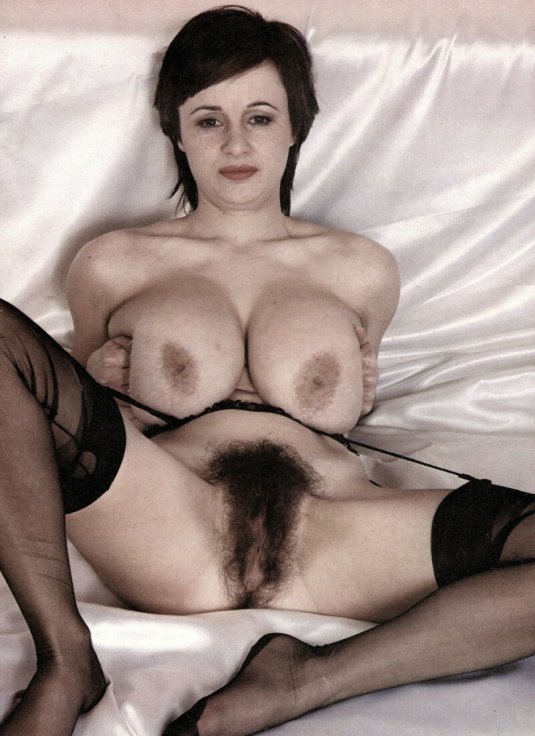 Красивая грудь и волосатый лобок