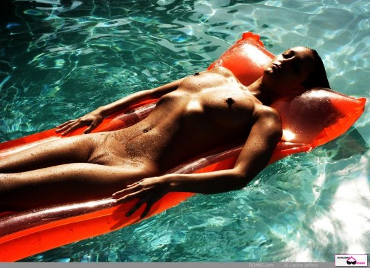 Девушка плавает на матрасе юаня без лифчиков без трусиков фото