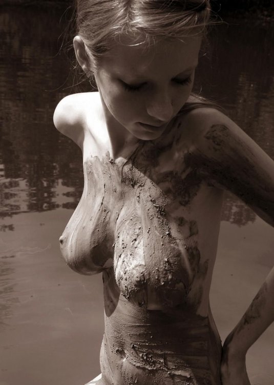 Потные грязные голые женщины