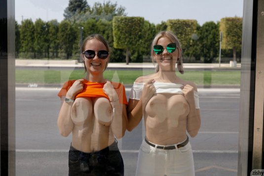 Маленькая грудь на улице