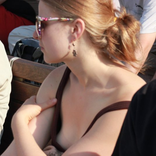 Девушка показывает сиськи в автобусе