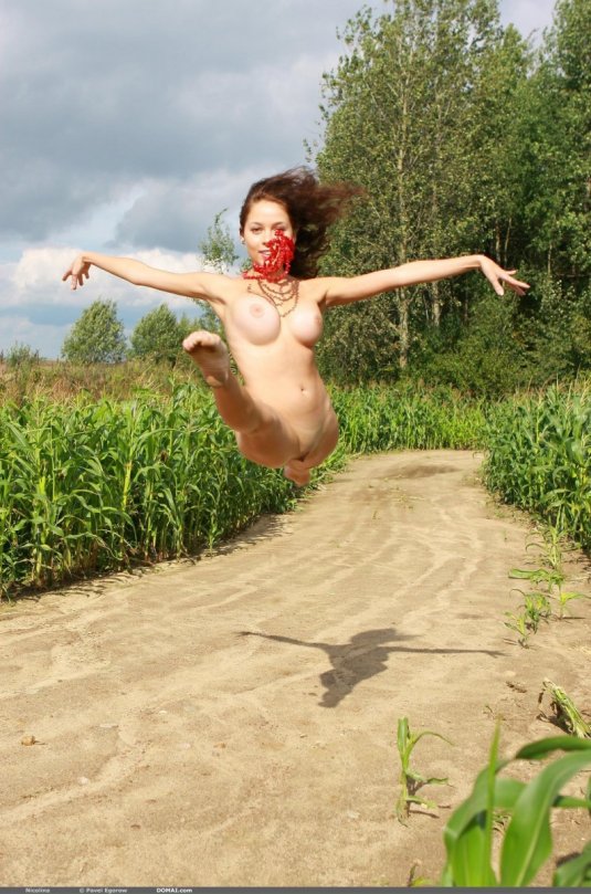 Голые женщины в полёте