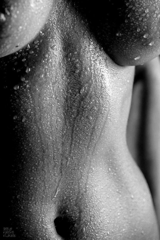 Мокрая большая голая грудь