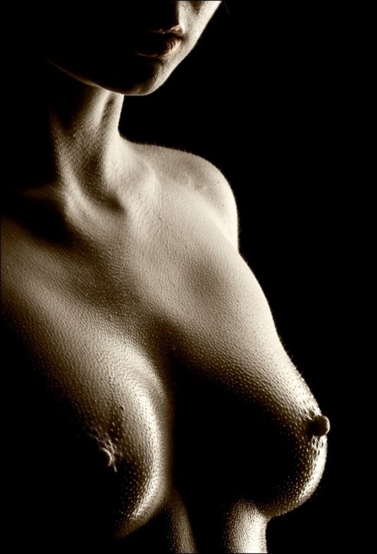 Красивая голая грудь в мурашках