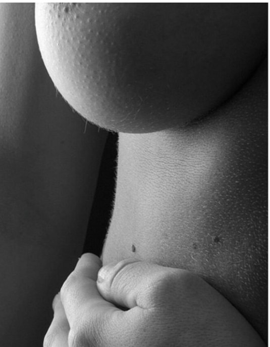 Красивая грудь крупным планом